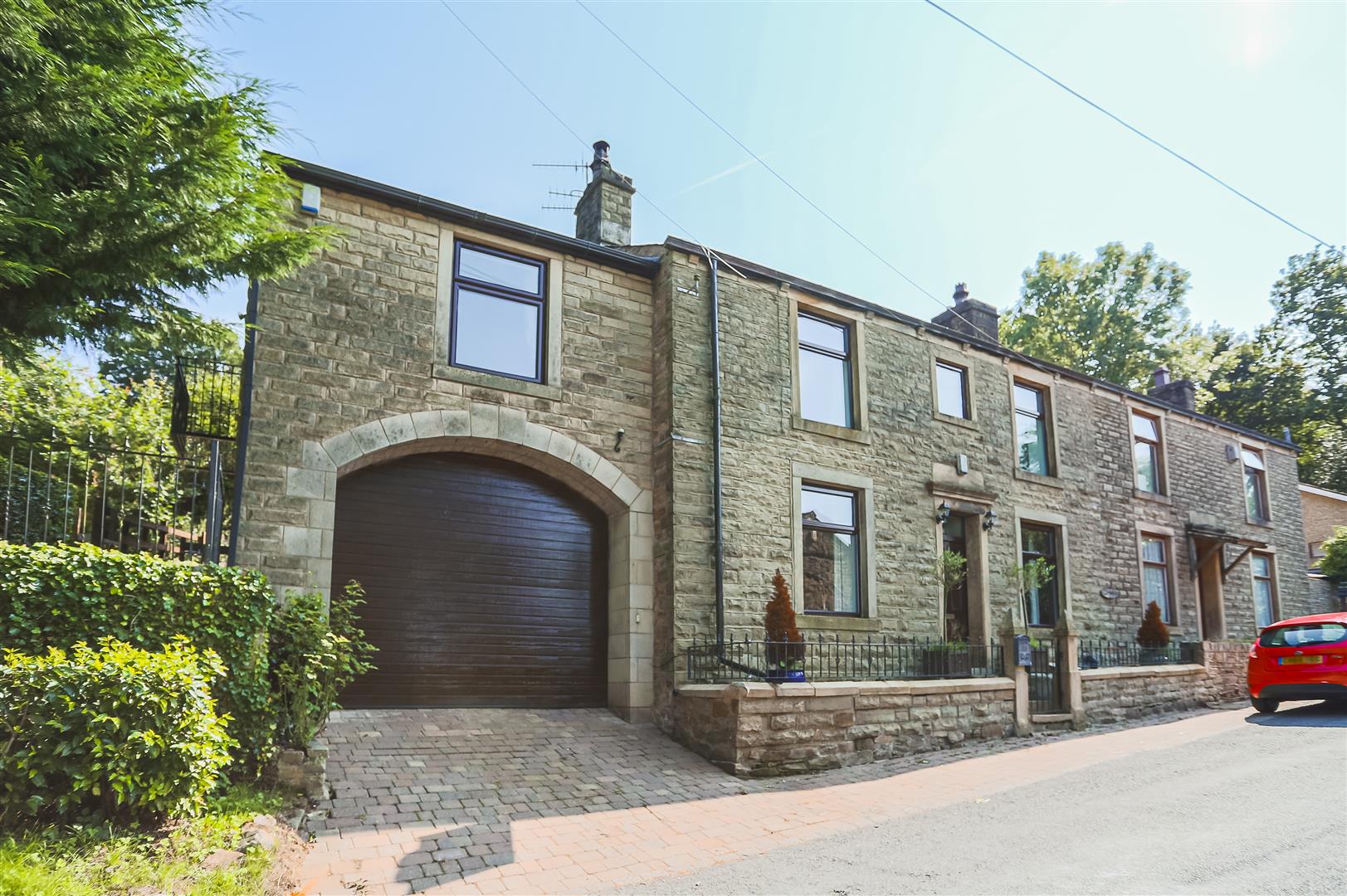 4 Bed End Terrace House For Sale - Main Image